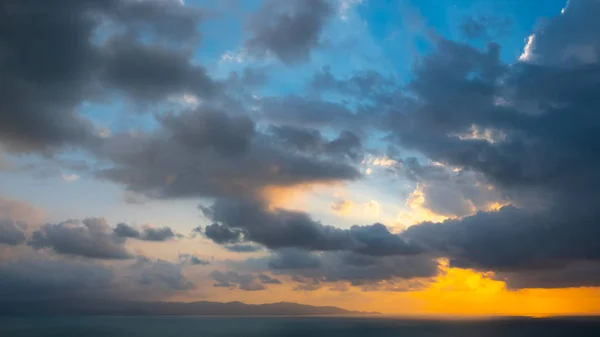 海の上の劇的な夕焼け空 — ストック写真