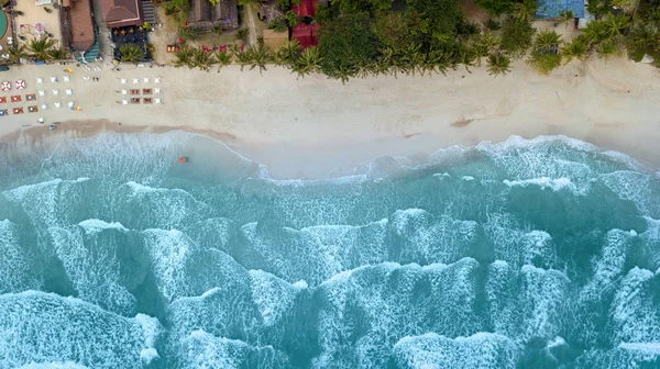 Aérea Sobrecarga Personas Disfrutando Del Verano Línea Playa Arena Olas — Foto de Stock