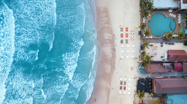 Antenowe Obciążenie Osób Korzystających Latem Wierszu Resort Piasek Plaża Fale — Zdjęcie stockowe