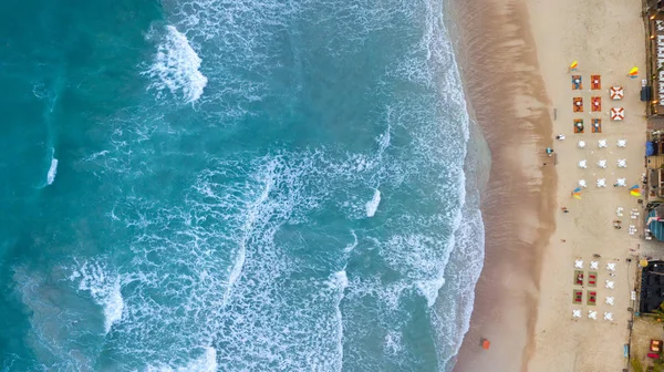 Aérea Sobrecarga Personas Disfrutando Del Verano Línea Playa Arena Olas — Foto de Stock