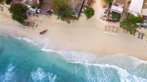 Anténa Režie Pohled Písku Beach Resort Linie Vlny Rozbití Proti — Stock fotografie