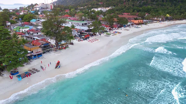 Aérea Vista Aérea Línea Playa Arena Olas Rompiendo Contra Costa — Foto de Stock