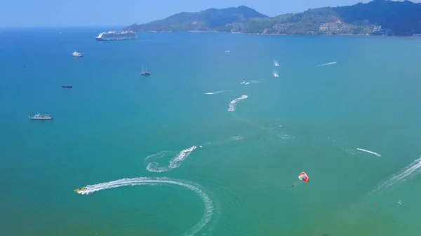 Volare Paracadute Jet Ski Intorno Attrazione Sportiva Sulla Baia Acqua — Foto Stock