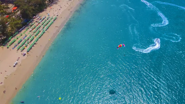 Voando Paraquedas Baía Água Praia Patong Ilha Phuket Tailândia — Fotografia de Stock