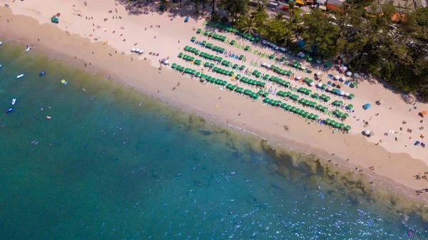 Vista Aérea Aérea Personas Que Disfrutan Del Verano Bajo Sombrillas — Foto de Stock