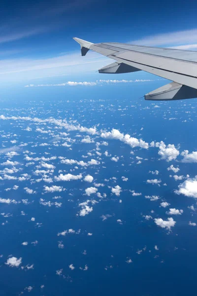 雲の上 空の翼の航空機 — ストック写真