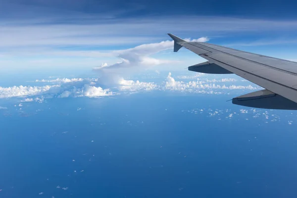 Acima Das Nuvens Aeronave Asa Céu — Fotografia de Stock