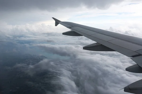 雲の上 空の翼の航空機 — ストック写真