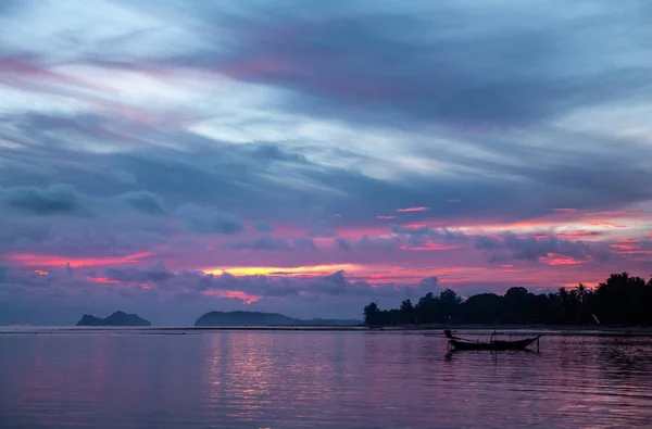 Denizin Üzerinde Gün Batımı Gökyüzü — Stok fotoğraf