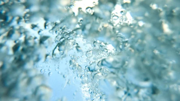 自然の水面下の空気の泡と水中シーン — ストック写真