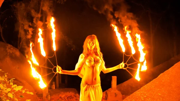 Mujer Fuego Bailando Con Fans Ardientes —  Fotos de Stock
