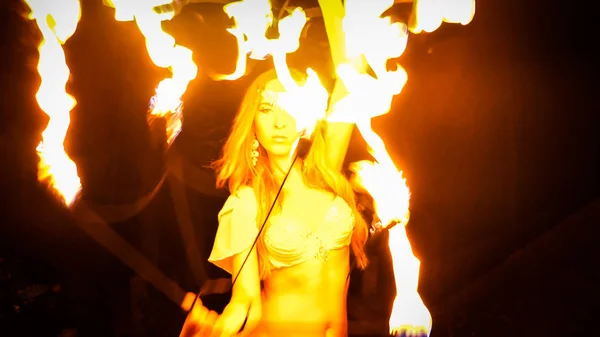 Fire Woman Dansar Med Brinnande Fläktar — Stockfoto