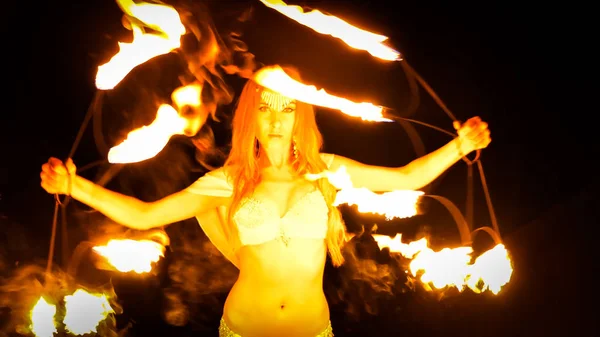 Mulher Fogo Dançando Com Fãs Chamas — Fotografia de Stock