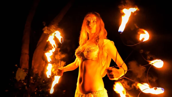 Mulher Fogo Dançando Com Fãs Chamas — Fotografia de Stock