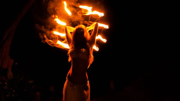 Mujer Fuego Bailando Con Fans Ardientes —  Fotos de Stock