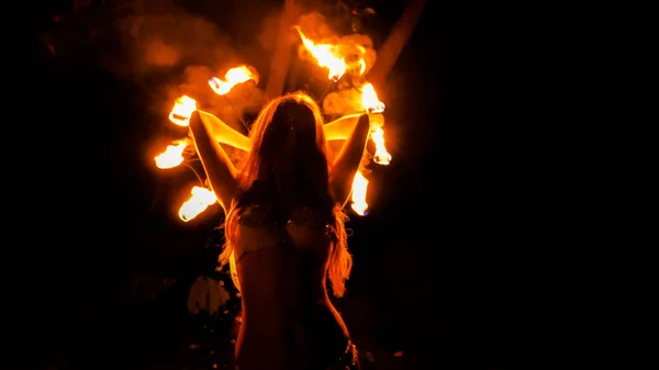 Feuerwehrfrau Tanzt Mit Brennenden Ventilatoren — Stockfoto