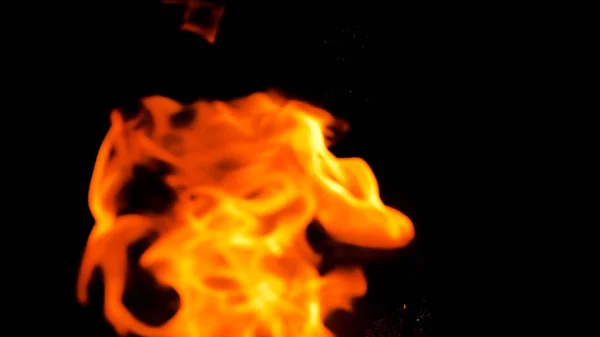夜に燃えるキャンプ火災 — ストック写真