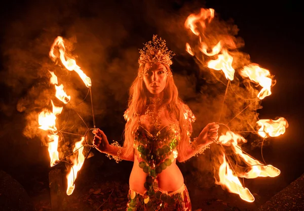 燃える楽しみでポーズをとる火の女性 — ストック写真