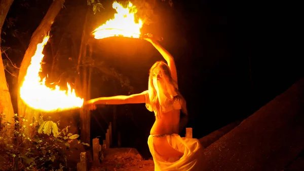 Γυναίκα Φωτιά Που Ποζάρει Φλεγόμενο Ζευγάρι Σπαθιά — Φωτογραφία Αρχείου