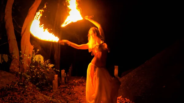 Mulher Fogo Posando Com Par Ardente Espadas — Fotografia de Stock