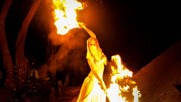 Mujer Del Fuego Posando Con Par Espadas Ardientes —  Fotos de Stock