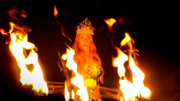 Femme Feu Posant Avec Des Funs Brûlants — Photo