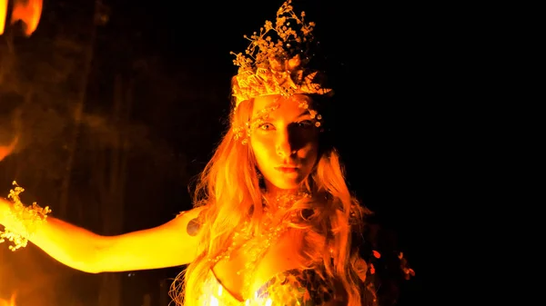 Пожежна Жінка Позує Палаючими Забавами — стокове фото