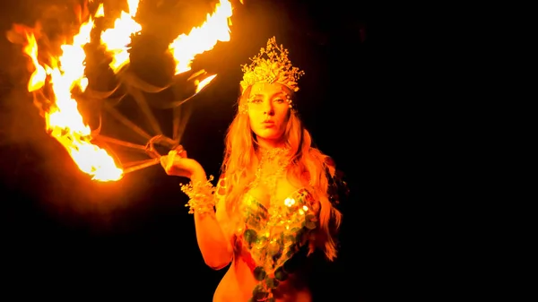Ogień Kobieta Stwarzające Płonących Miłośników — Zdjęcie stockowe
