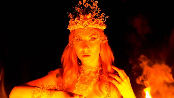 燃える楽しみでポーズをとる火の女性 — ストック写真