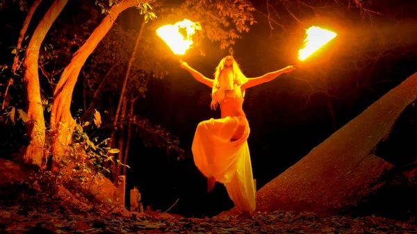 Mulher Fogo Posando Com Par Ardente Espadas — Fotografia de Stock