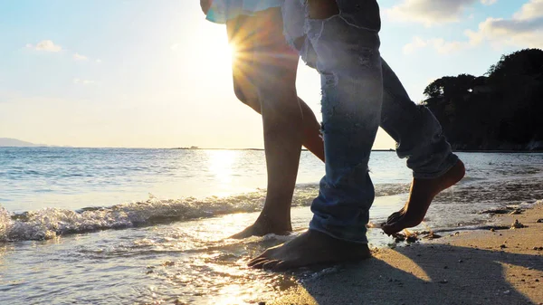 Paar Wandeling Langs Strand Close Van Benen Blote Voeten Golven — Stockfoto