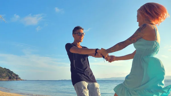 Casal Apaixonado Segurando Mão Círculo Juntos Verão Tropical Areia Praia — Fotografia de Stock