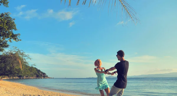 Verliebtes Paar Hält Hand Hand Kreis Zusammen Tropische Sommer Sandstrand — Stockfoto