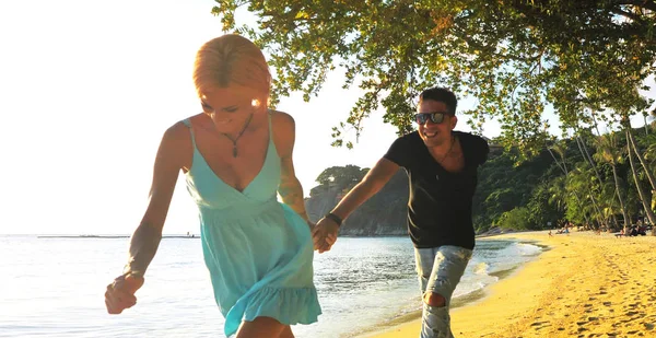 愛のカップルは砂浜に沿って歩く — ストック写真