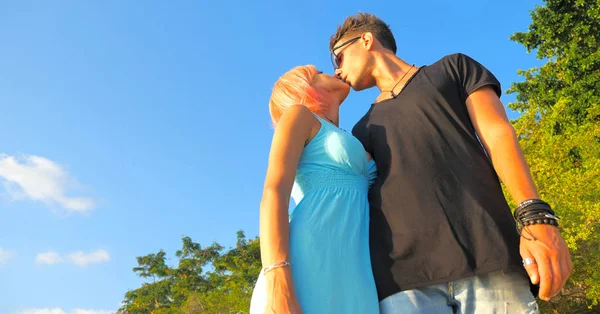 Casal Jovem Bonito Amor Abraço Beijo — Fotografia de Stock