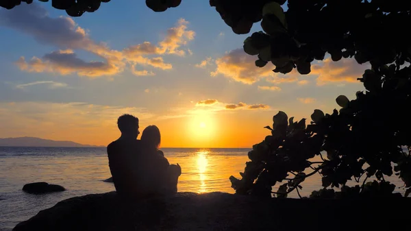 Casal Jovem Bonito Amor Abraço Pôr Sol Com Vista Para — Fotografia de Stock