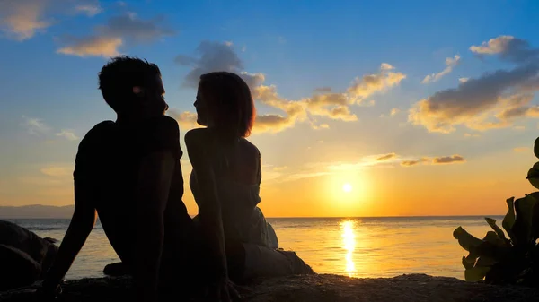 Mooie Jonge Paar Love Hug Bij Zonsondergang Tijd Met Uitzicht — Stockfoto