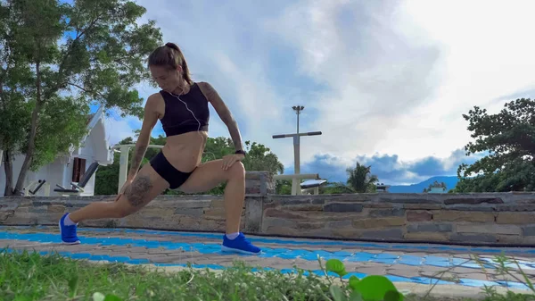 Mujer Fitness Haciendo Sentadillas Ejercicio Aire Libre — Foto de Stock