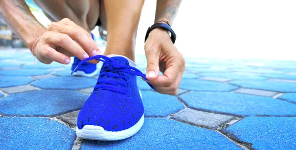 Atleta Feminina Amarrando Cadarços Para Correr Estrada Sapatos Corrida Minimalistas — Fotografia de Stock