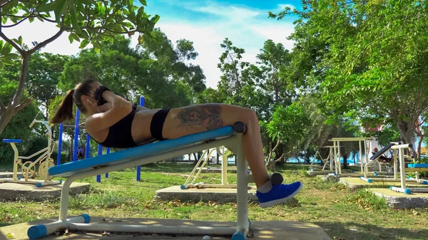 Kadın Sabah Bir Parkta Bankta Crunch Egzersizleri Yapıyor — Stok fotoğraf