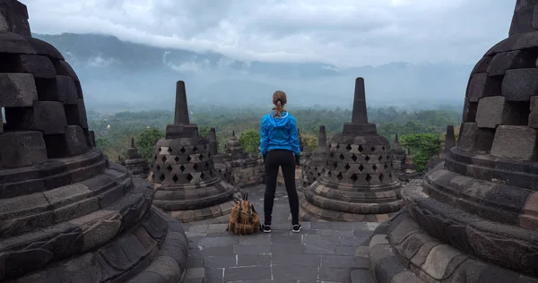 游客背包客探索印尼爪哇岛的博罗布杜尔神庙 — 图库照片