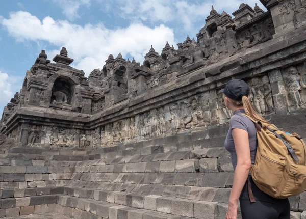 インドネシア ジャワ島のボロブドゥール寺院を探索する観光バックパッカー — ストック写真