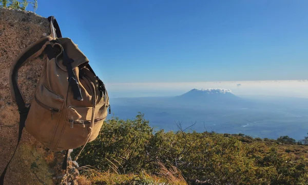 Mochila Vintage Com Vista Para Montanha Aberta — Fotografia de Stock