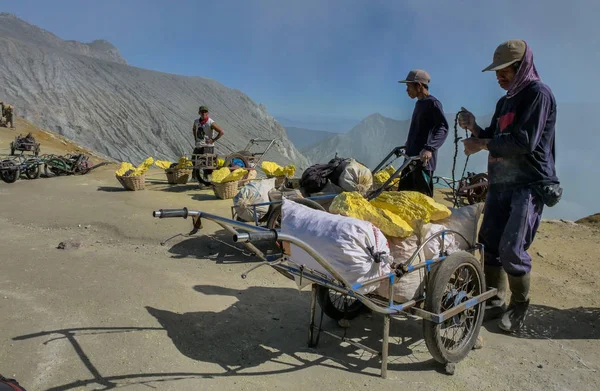 Volcan Ijen Île Java Indonésie Les Mineurs Soufre Ramassent Des — Photo