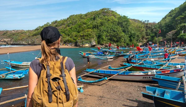 Tourist Looking Fishing Boats Java Island Village Indonesia — Stock Photo, Image