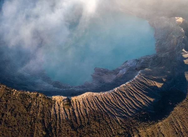 イジェン火山と湖の風景 インドネシアで最も有名な観光名所 — ストック写真