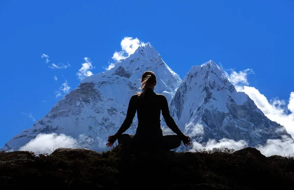 Serenidad Yoga Practicando Himalayas Cordillera Meditación —  Fotos de Stock