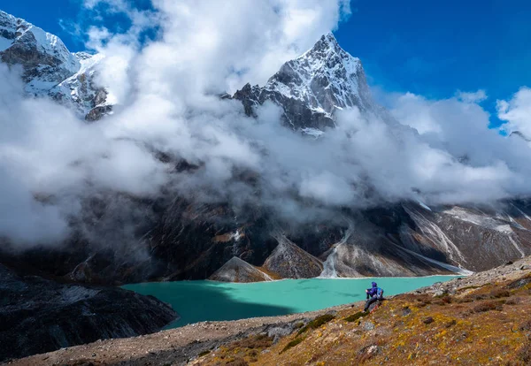 Aktiv Vandring Njuta Utsikten Titta Cholatse Tso Sjön Himalaya Bergslandskap — Stockfoto