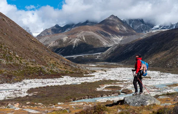 Randonneurs Actifs Profitant Vue Regardant Paysage Des Montagnes Himalaya Concept — Photo
