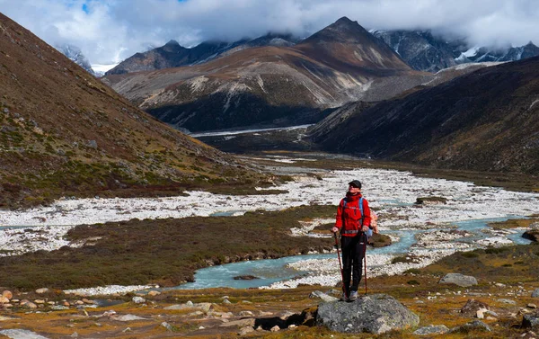 Escursioni Escursionistiche Attive Godendo Della Vista Guardando Paesaggio Delle Montagne — Foto Stock